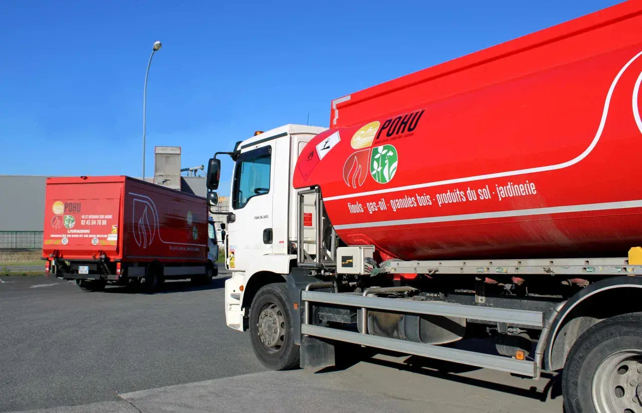 Camion-citerne rouge de POHU, transportant fiouls, gas-oil, granulés bois et produits du sol.