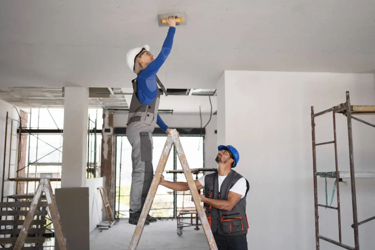 Pękający sufit w starym domu? Diagnoza i trwała naprawa DIY