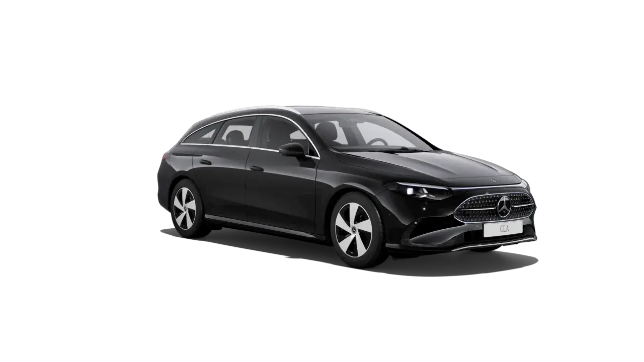 Czarne kombi Mercedes-Benz CLA Shooting Brake na czarnym tle.