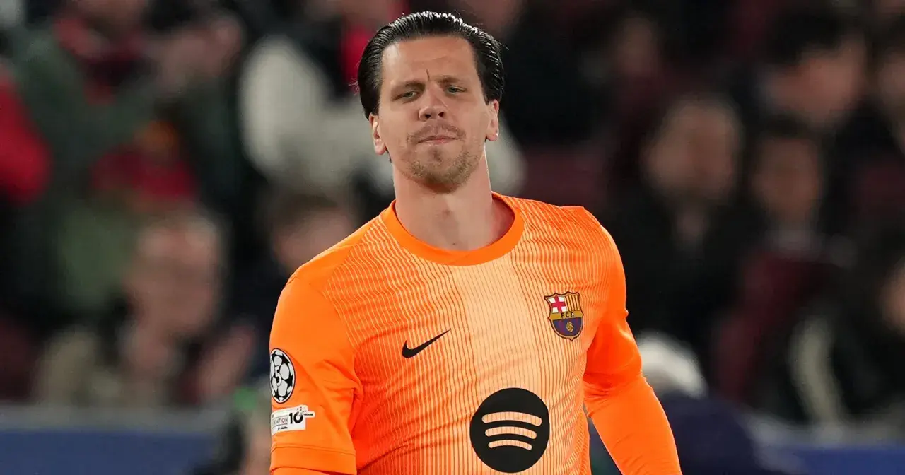 Bramkarz w pomarańczowej koszulce FC Barcelona, z herbem klubu na piersi. To właśnie w tym klubie gra Szczęsny.