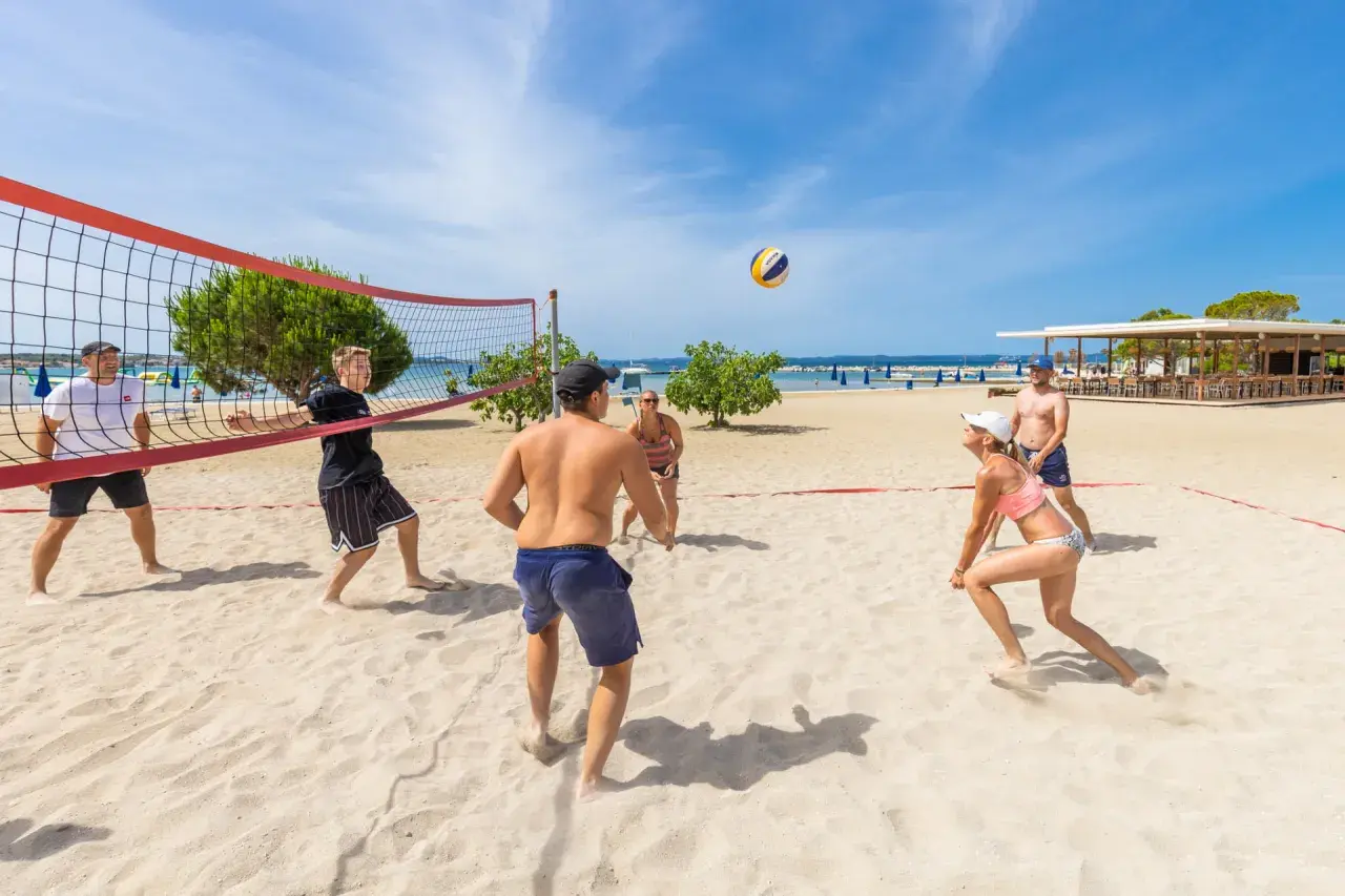 Gra w siatkówkę plażową w Zadarze to świetne atrakcje dla dzieci i dorosłych. Słońce, piasek i dobra zabawa!