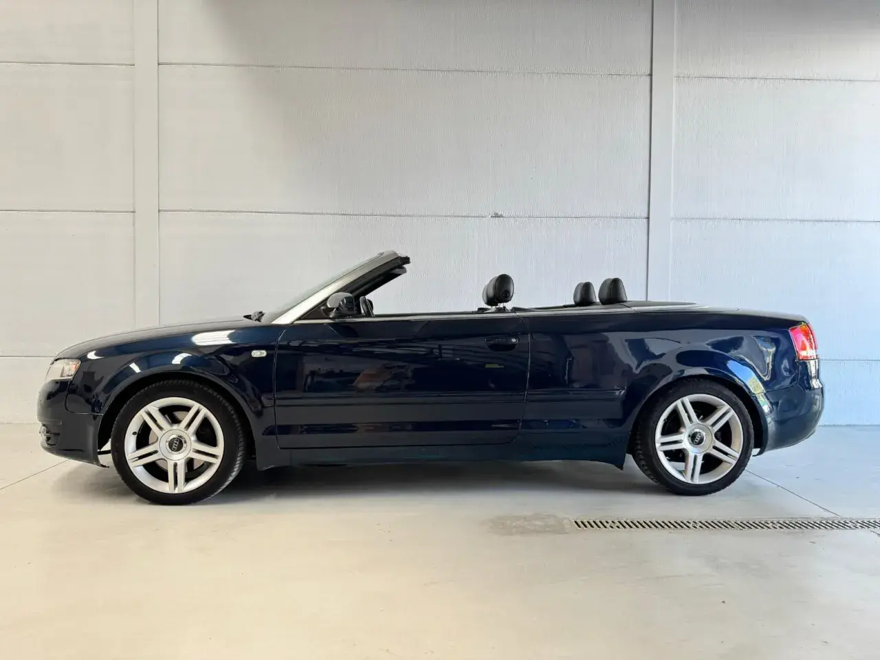 Audi A4 1.8T 163cv descapotable azul oscuro, ideal para disfrutar del sol. Opiniones positivas sobre su rendimiento.
