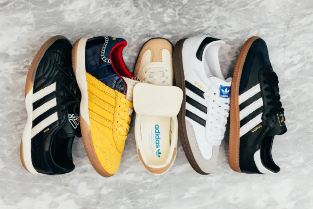 Pięć par butów Adidas, w tym klasyczne modele Samba w różnych kolorach i wariantach.