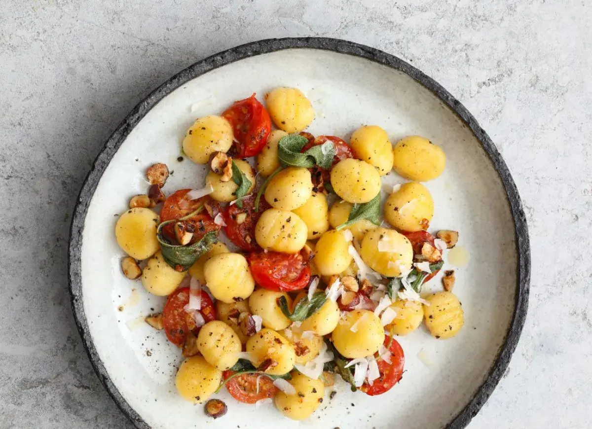 Gnocchi z pomidorkami, szałwią i orzechami. Idealny przepis na gnocchi z czym podawać, gdy chcesz czegoś pysznego i prostego.
