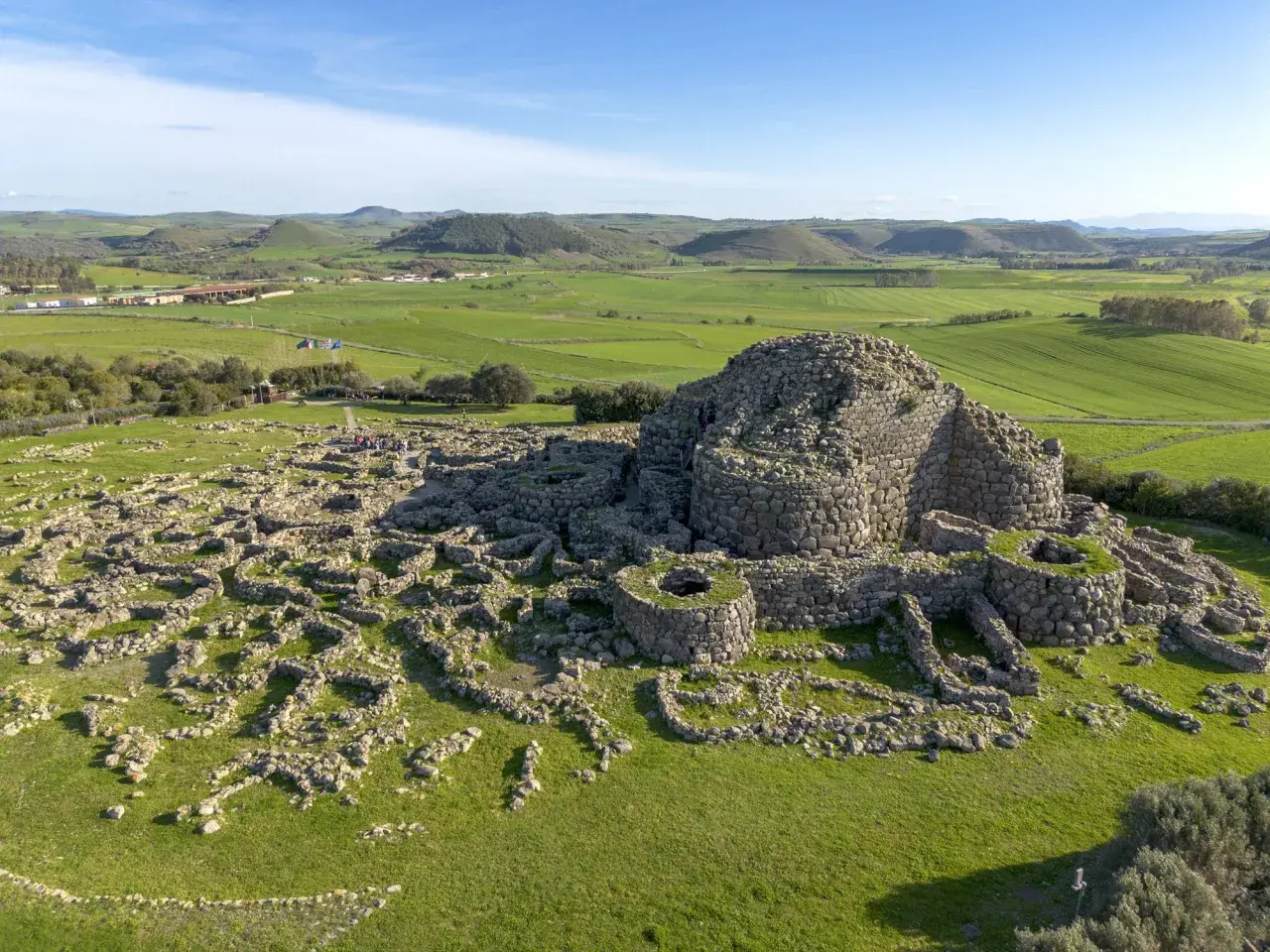 Antiche rovine di un nuraghe in Sardegna, testimonianza di a cosa servivano i nuraghi: difesa, abitazione e centro comunitario.