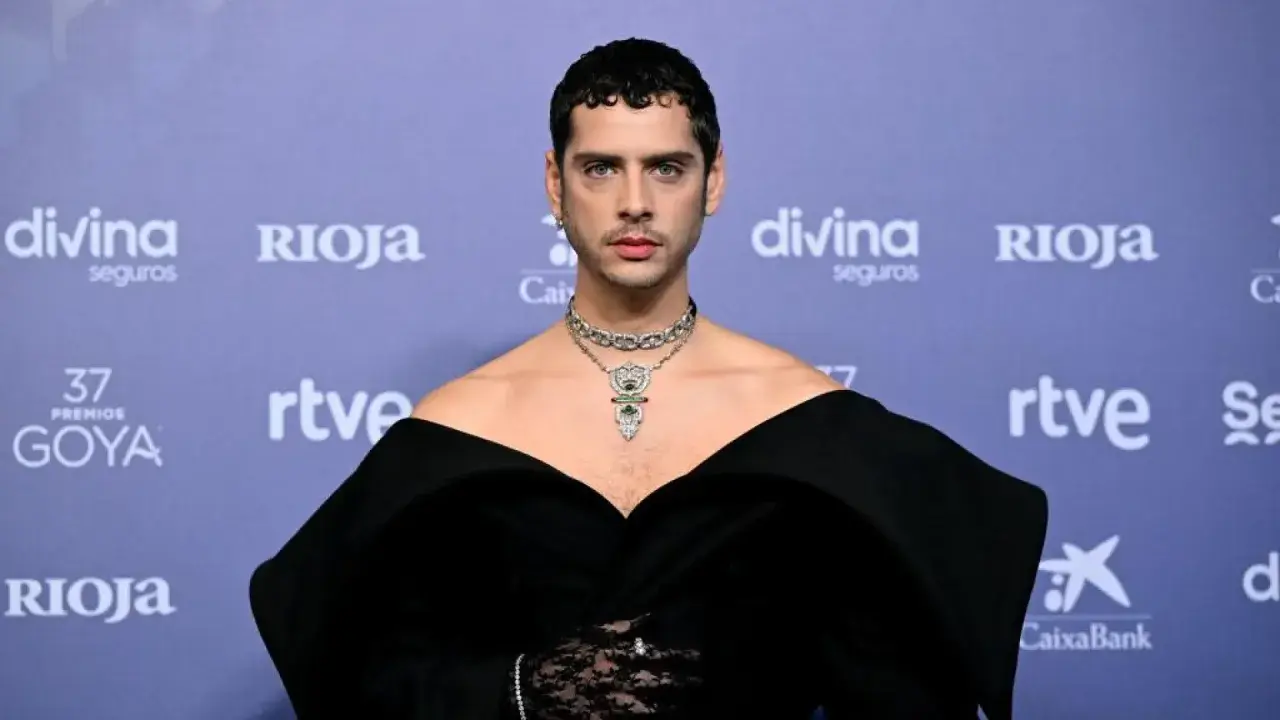 Eduardo Casanova, con un elegante vestido negro y joyas deslumbrantes, posa en la alfombra roja de los Goya.