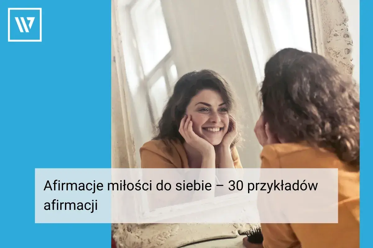 Uśmiechnięta kobieta patrzy w lustro, ćwicząc skuteczne afirmacje na miłość do siebie.