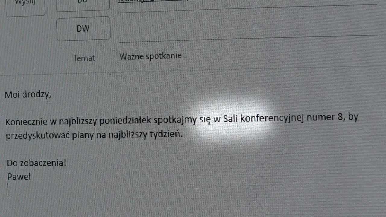 Ważne spotkanie: Koniecznie w poniedziałek w Sali 8, by przedyskutować plany. Użyj **wersaliki** do pisania, jeśli chcesz, by było czytelne.