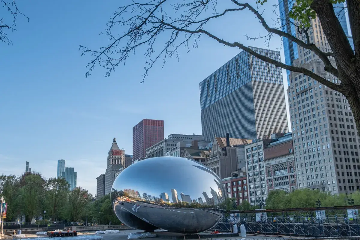 Błyszcząca rzeźba "The Bean" odbija drapacze chmur w Millennium Park.