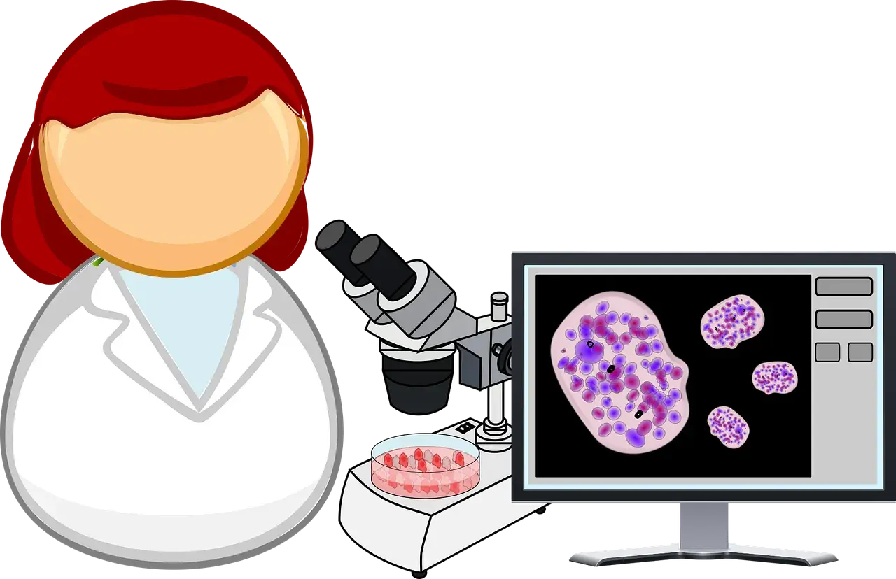 Biologo nutrizionista al lavoro con microscopio e campioni cellulari visualizzati su schermo.