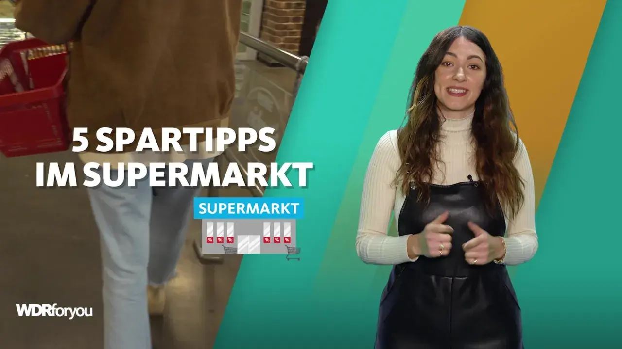 Frau erklärt 5 Spartipps im Supermarkt, um Geld zu sparen. Links eine Person mit Einkaufskorb.
