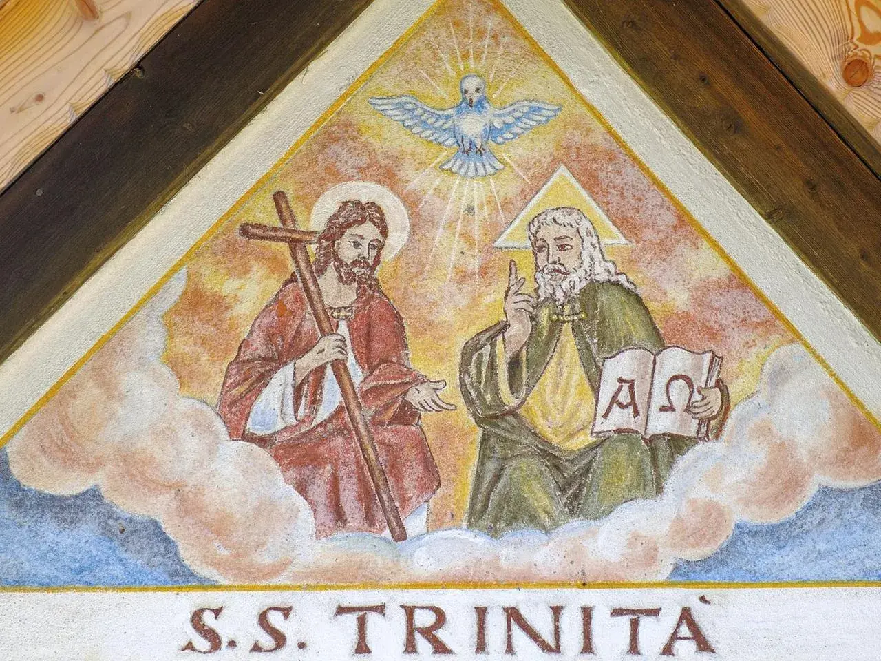 Darstellung der heiligen Dreifaltigkeit: Gott Vater mit Buch, Sohn mit Kreuz und Heiliger Geist als Taube.