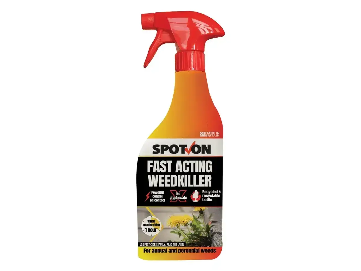 Butelka z opryskiem "Spot On Fast Acting Weedkiller", zawierająca kwas pelargonowy. Szybko zwalcza chwasty, widoczne efekty po godzinie.