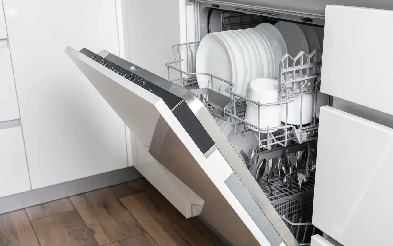 Otwarta zmywarka Electrolux z pełnym załadunkiem naczyń. Pojawił się błąd i30, co oznacza problem z dopływem wody.