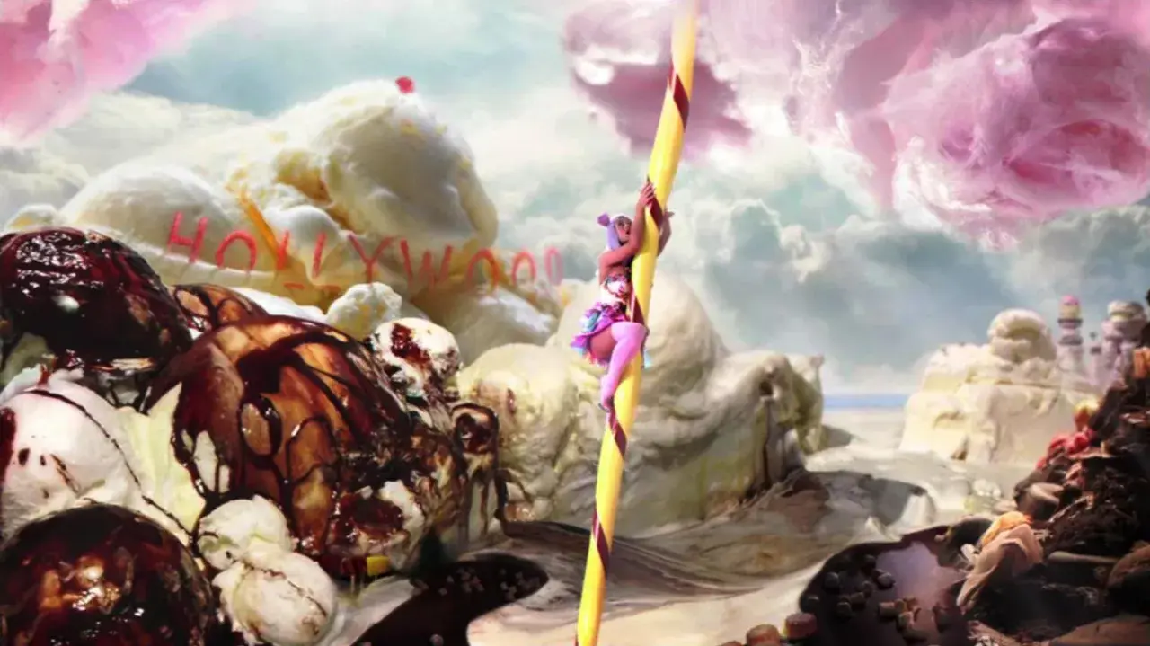 Katy Perry w teledysku "California Gurls" wspina się po lizaku na tle lodowej krainy z napisem "HOLLYWOOD".