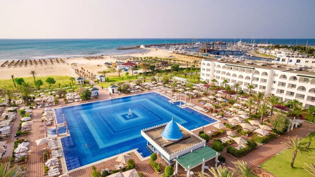 Luksusowy hotel z basenem i widokiem na morze w Tunezji, idealny na podróż w stylu Marco Polo.