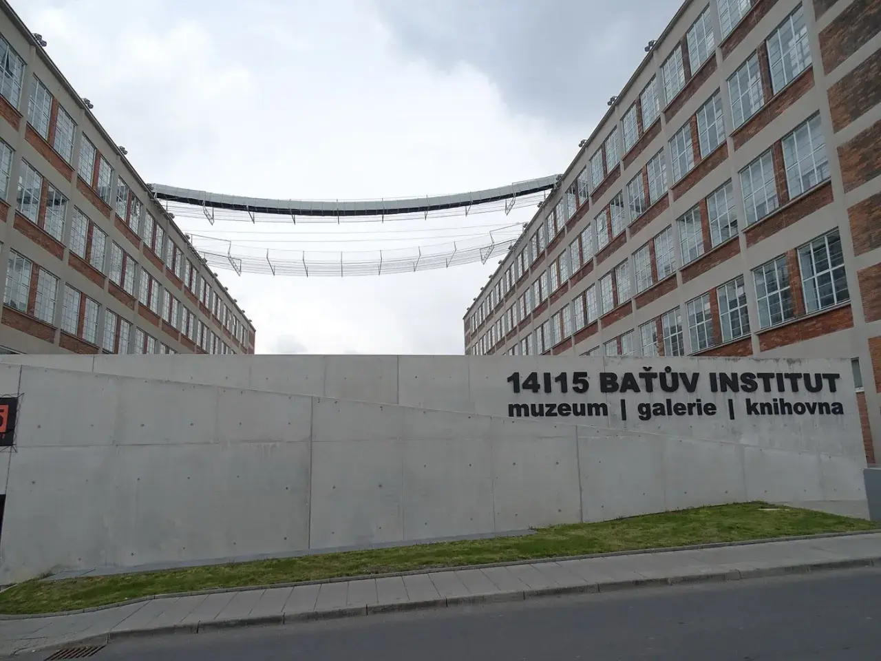Das Baťa Institut in Zlín, Tschechien, mit seiner markanten Brücke zwischen den Gebäuden.