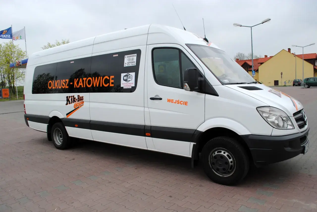Biały bus Kik-Bus na trasie Olkusz-Katowice. Sprawdź cennik i podróżuj z darmowym Wi-Fi!