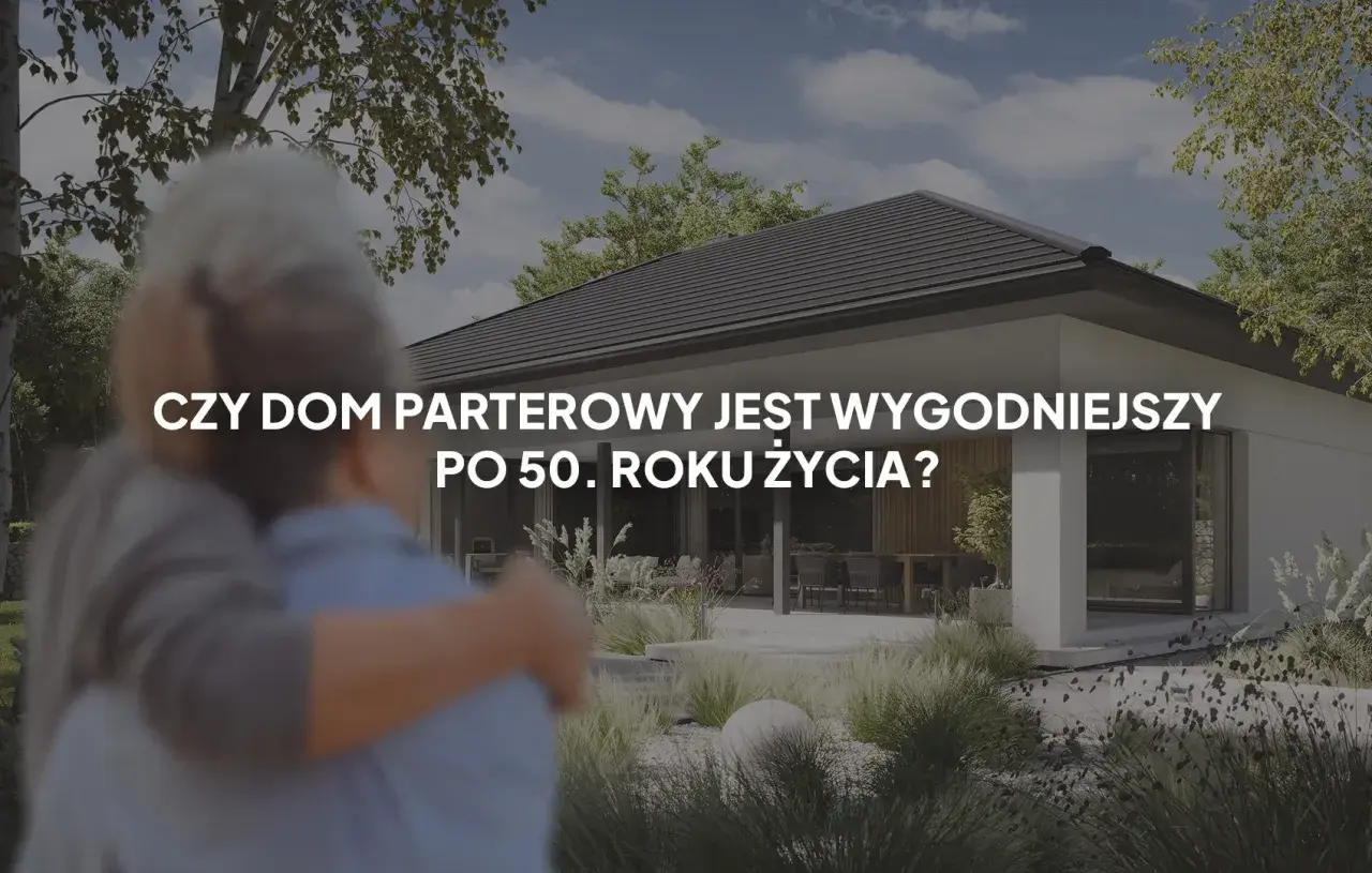 Dwoje starszych ludzi przytula się na tle nowoczesnego domu parterowego. Czy to najciekawsze projekty domów parterowych dla seniorów?
