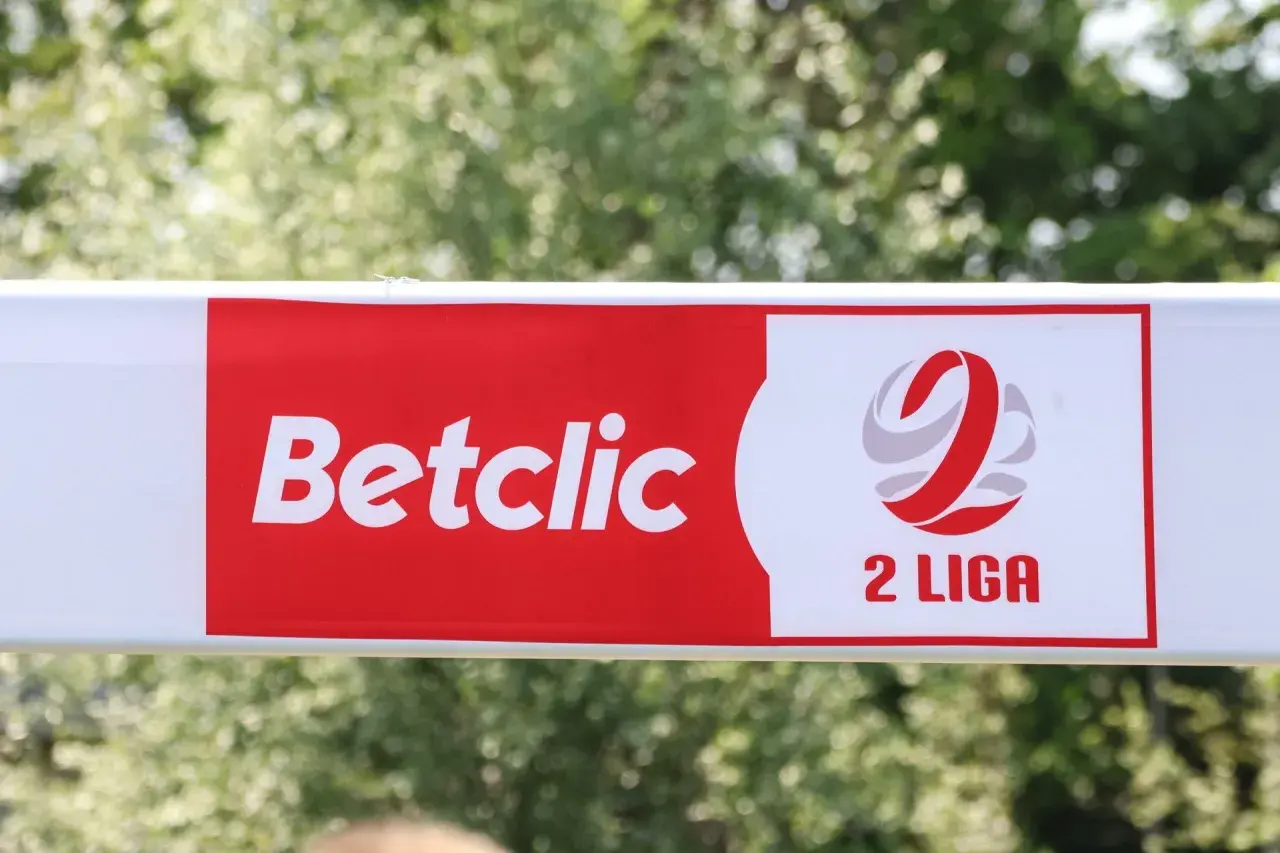 Logo Betclic i 2 Liga. Kto awansuje? Czekamy na rozstrzygnięcia w tabeli.