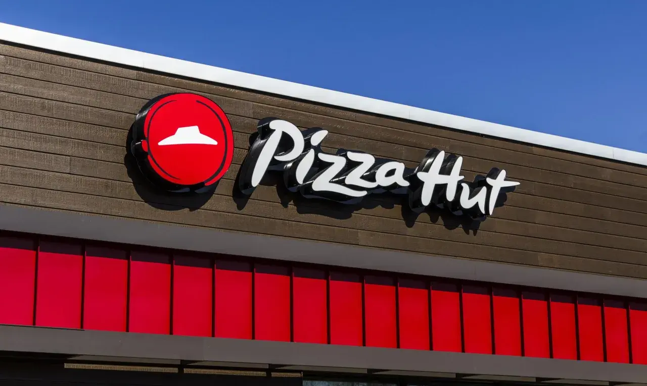 Logo Pizza Hut na brązowej elewacji. Idealne miejsce na wtorkowe promocje!