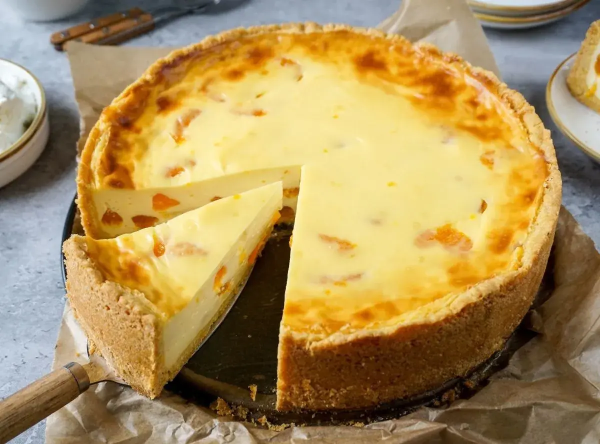 Ein saftiger Mandarinen Schmand Kuchen mit einem knusprigen Boden und fruchtigen Mandarinenstücken.