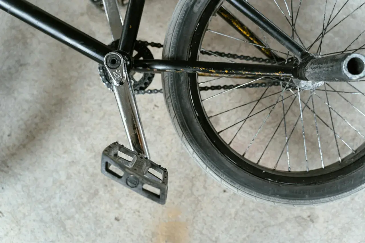 Detale roweru BMX: pedał, korba, łańcuch i koło. Chcesz wiedzieć, jak liczyć ogniwa w łańcuchu?