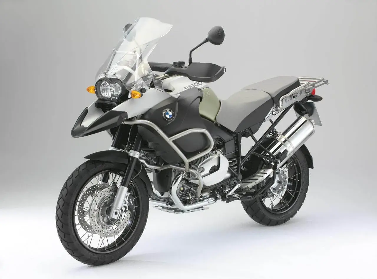 BMW GS 1200 Adventure. Poznaj dane techniczne tego potężnego motocykla turystycznego, idealnego na każdą drogę.