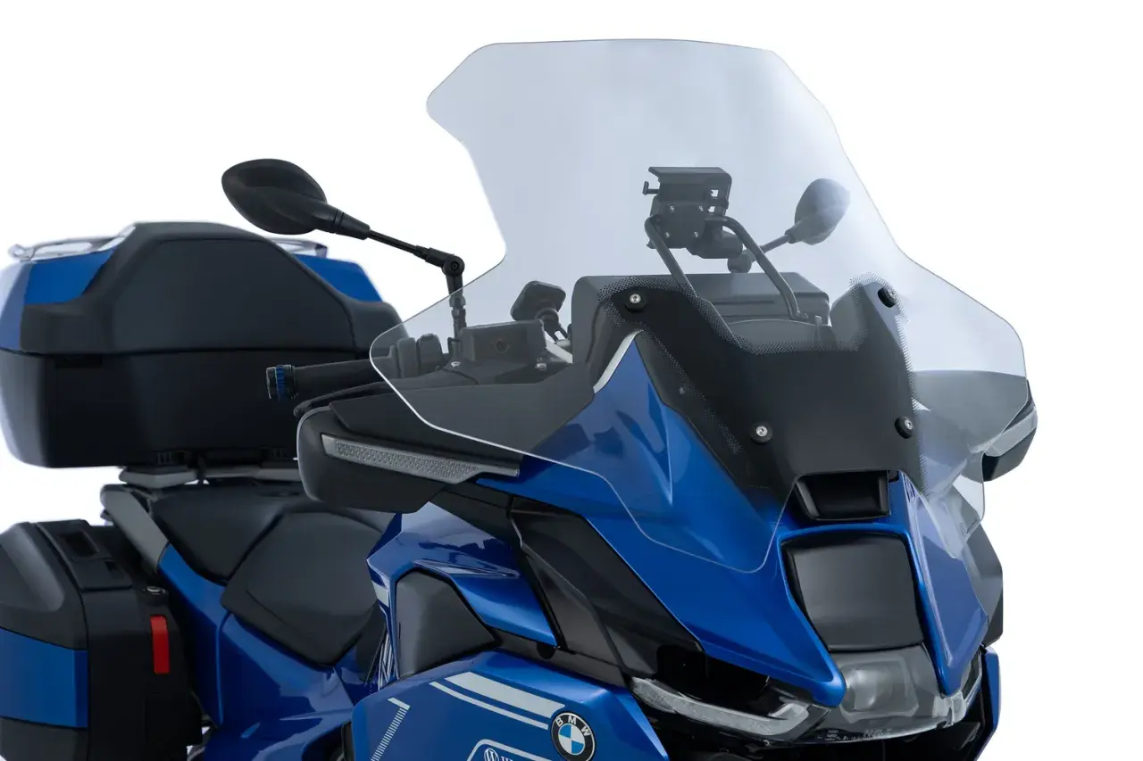 Cupolino trasparente per moto, con un design che ricorda un cupolino cafe racer, montato su una BMW blu con borse laterali e bauletto.