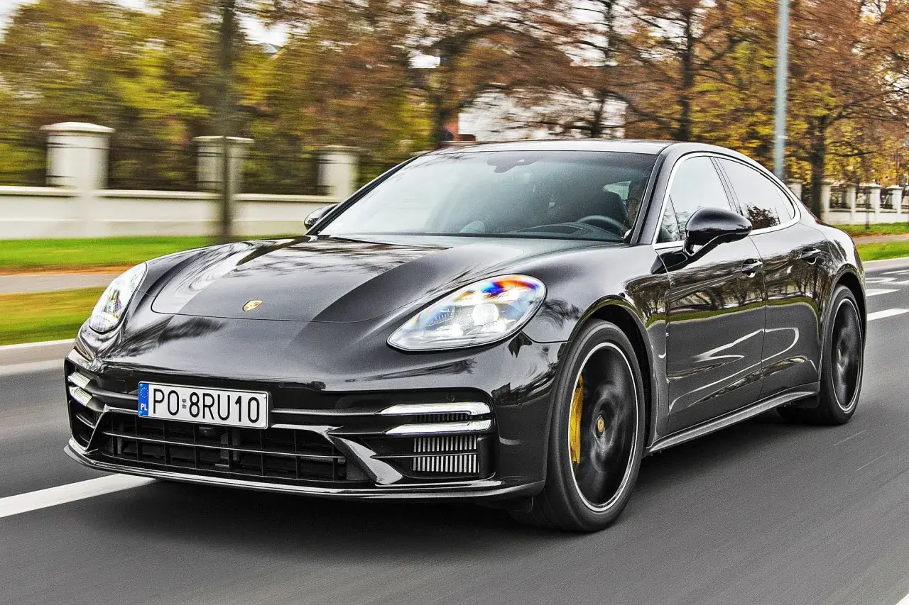 Czarny Porsche Panamera w ruchu. Sprawdź aktualną porsche panamera cena i odkryj luksus na drodze.