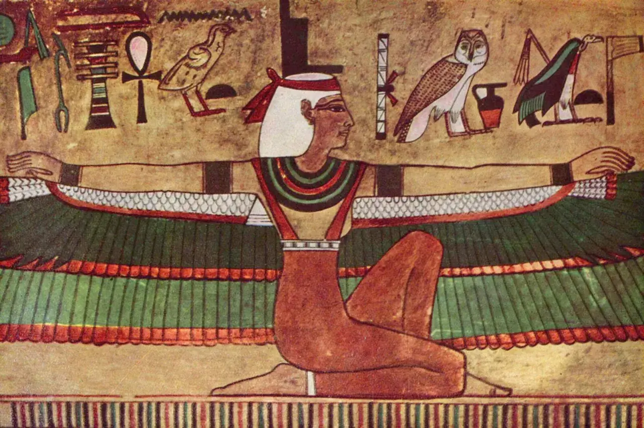 En egyptisk gudom med utbredda vingar, en del av en egyptiska gudinnor lista. Symboler som ankh och fåglar syns.