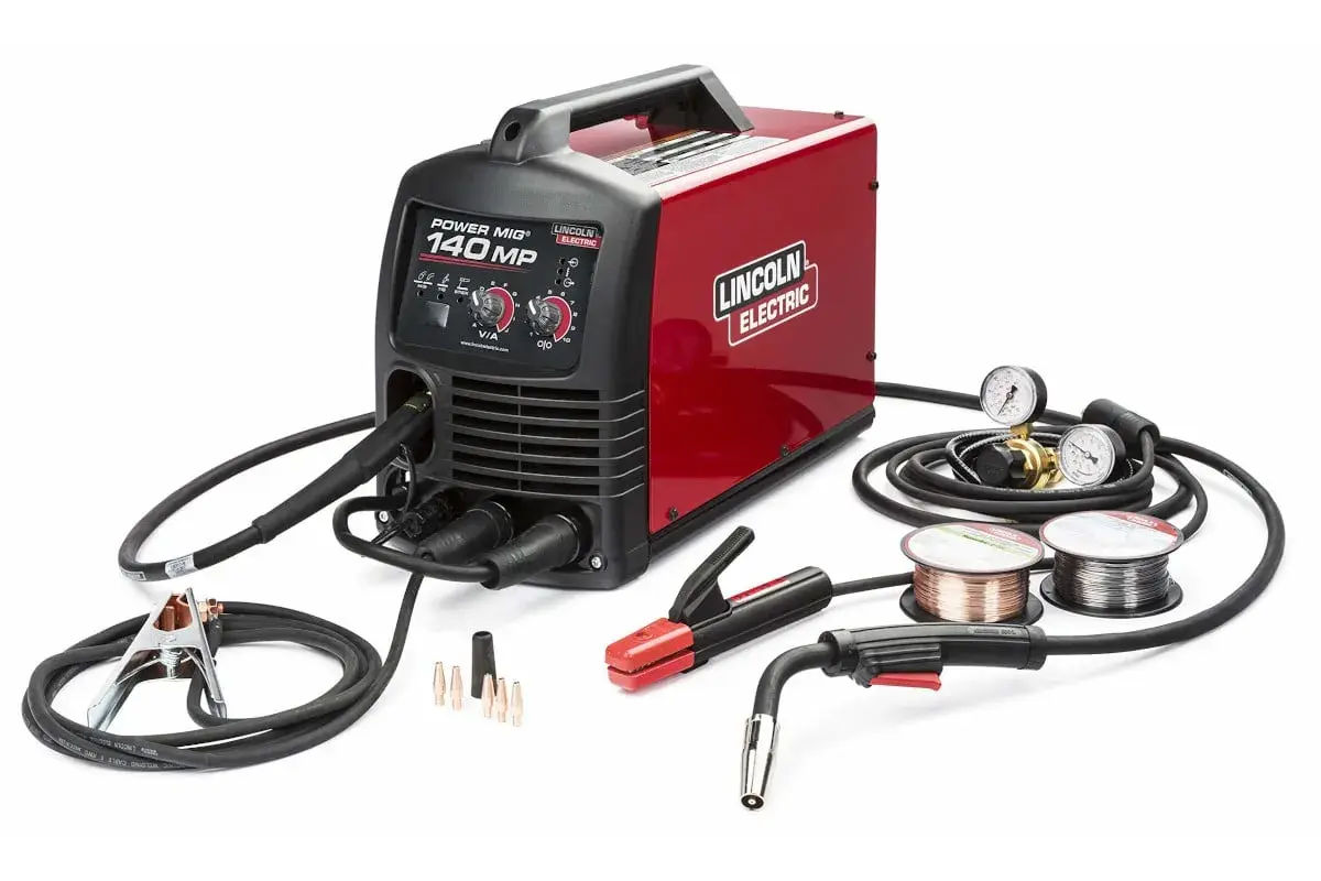 Zestaw spawalniczy Lincoln Electric Power MIG 140 MP, idealny do domu. Zawiera spawarkę, uchwyt spawalniczy, przewód masowy, druty i reduktor.
