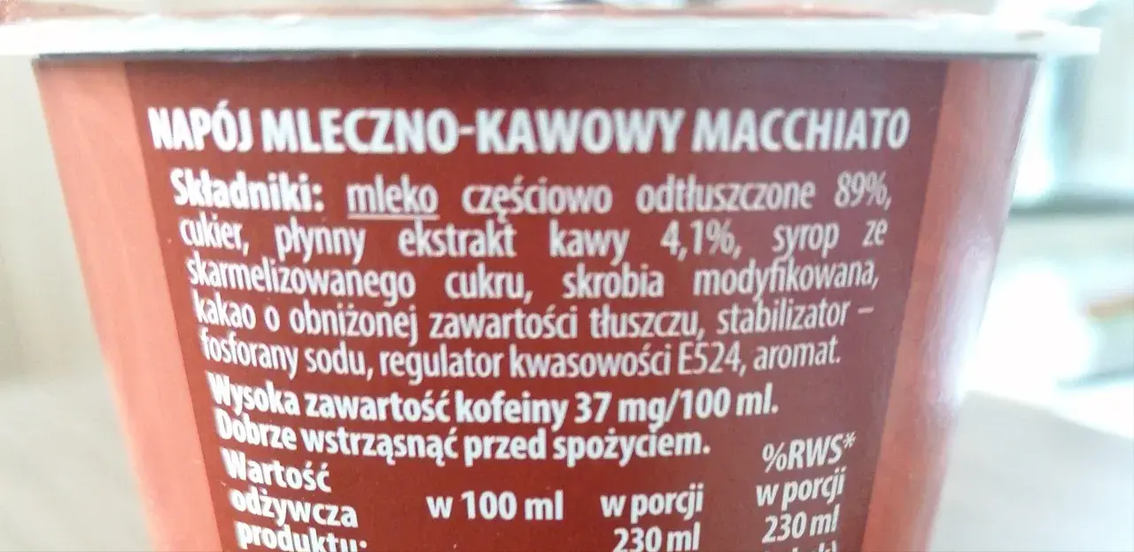 Czy cappuccino z Biedronki ma kofeinę? Tak, napój mleczno-kawowy Macchiato zawiera 37 mg kofeiny na 100 ml.
