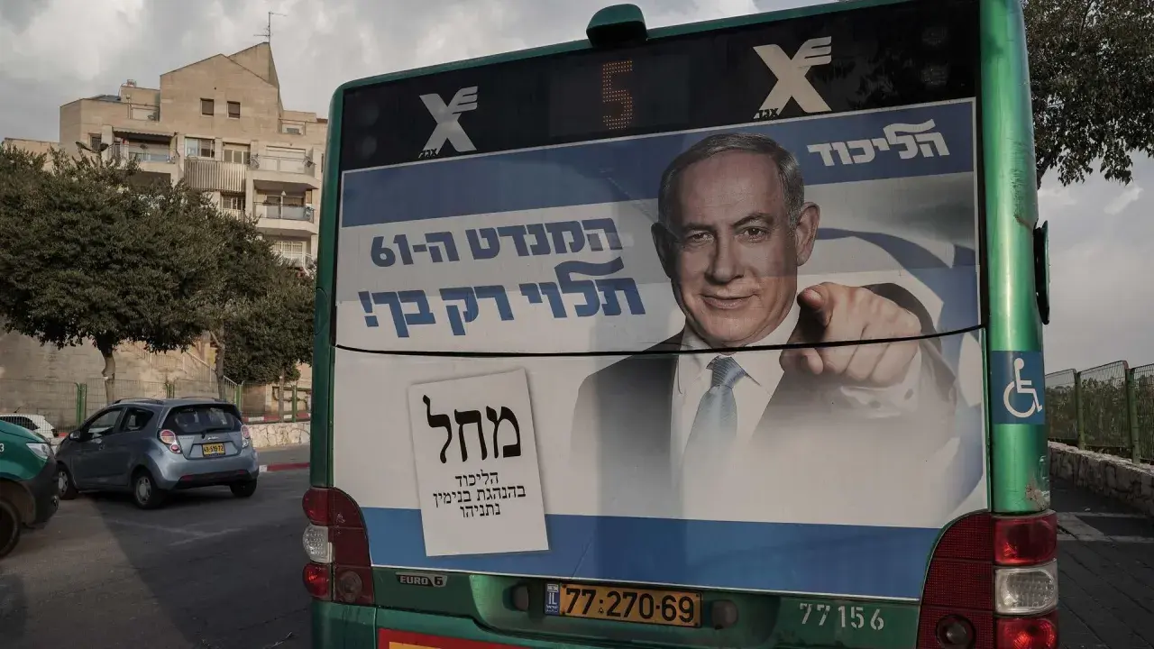 Benjamin Netanjahu wirbt auf einem Bus für die Israel Wahlen. Er zeigt auf den Betrachter und fordert ihn auf, ihn zu wählen.
