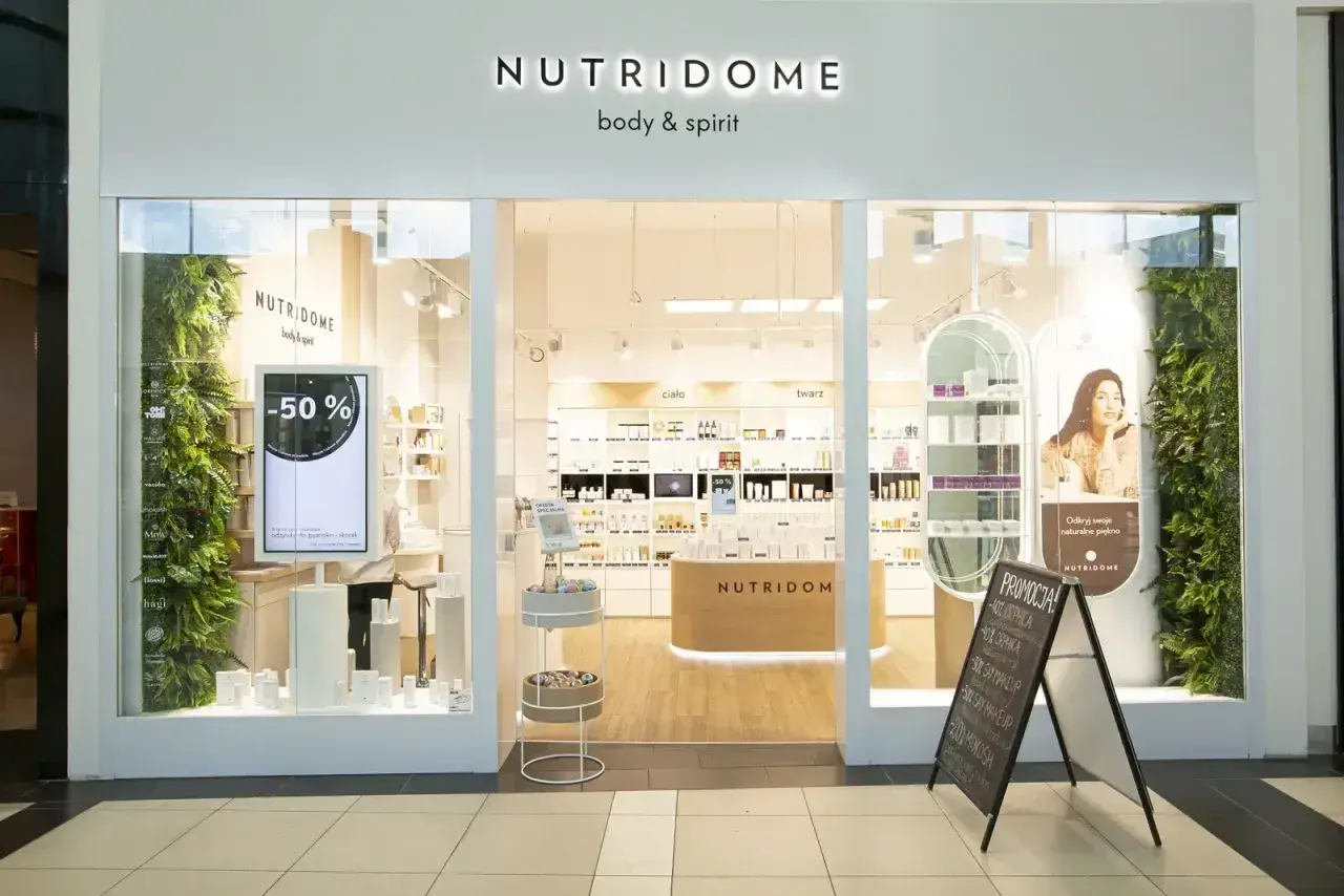 Sklep Nutridome z kosmetykami. W witrynie ekran z promocją -50%. Warto sprawdzić nutridome opinie przed zakupami.