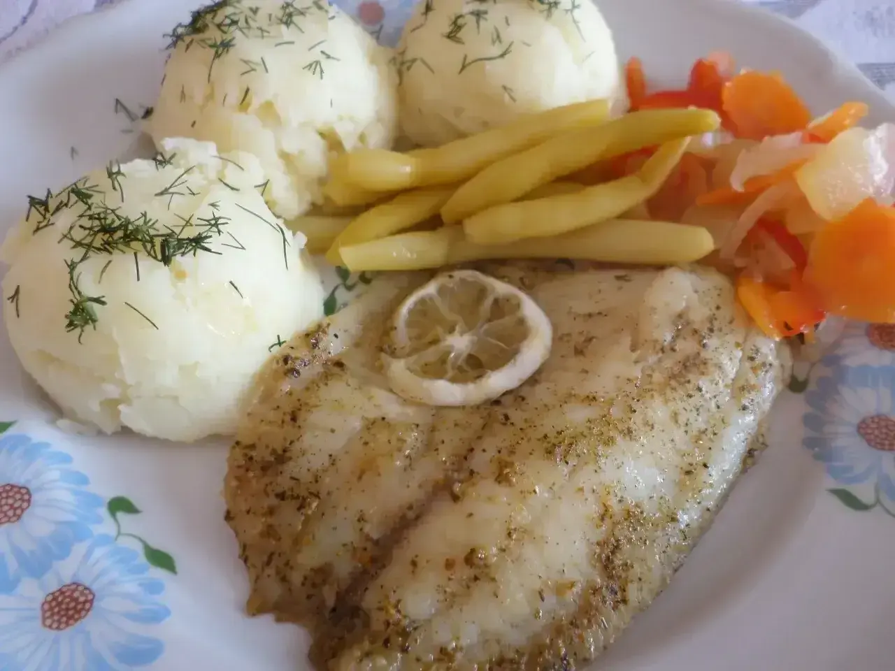 Pyszna ryba z piekarnika z puree ziemniaczanym, fasolką szparagową i surówką z marchewki.