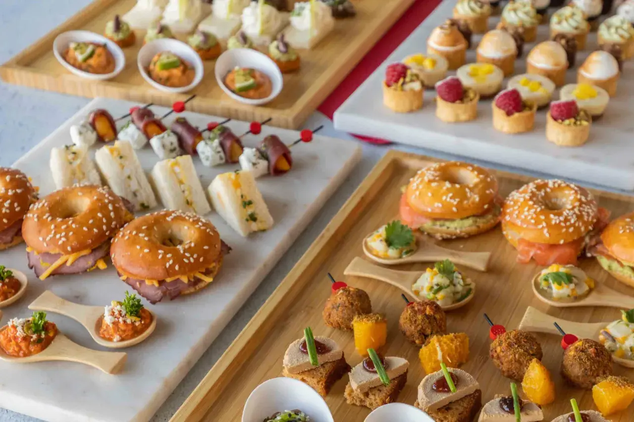 Un assortiment gourmand pour un apéro dinatoire : mini-bagels, toasts, verrines et bouchées variées.