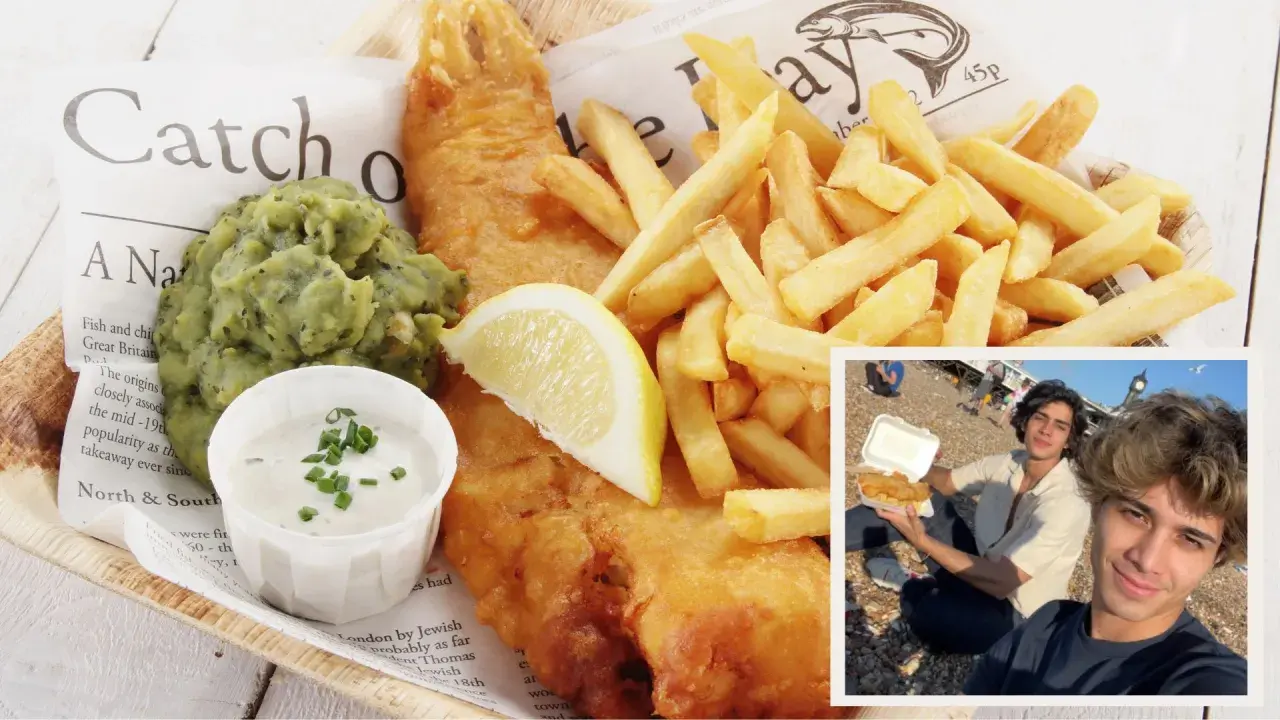 Dos jóvenes disfrutan de un clásico plato de comida inglesa: fish and chips, servido con puré de guisantes y salsa tártara.