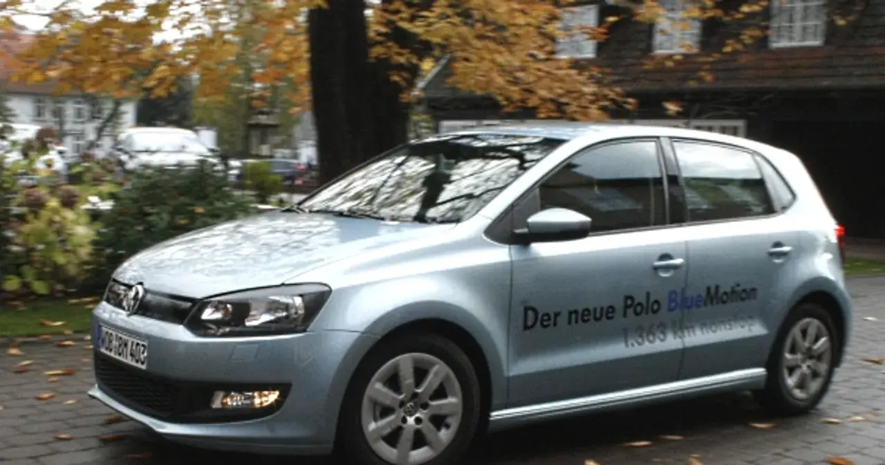 Srebrny Volkswagen Polo BlueMotion, co to za technologia? Ten model przejechał 1.363 km non stop.