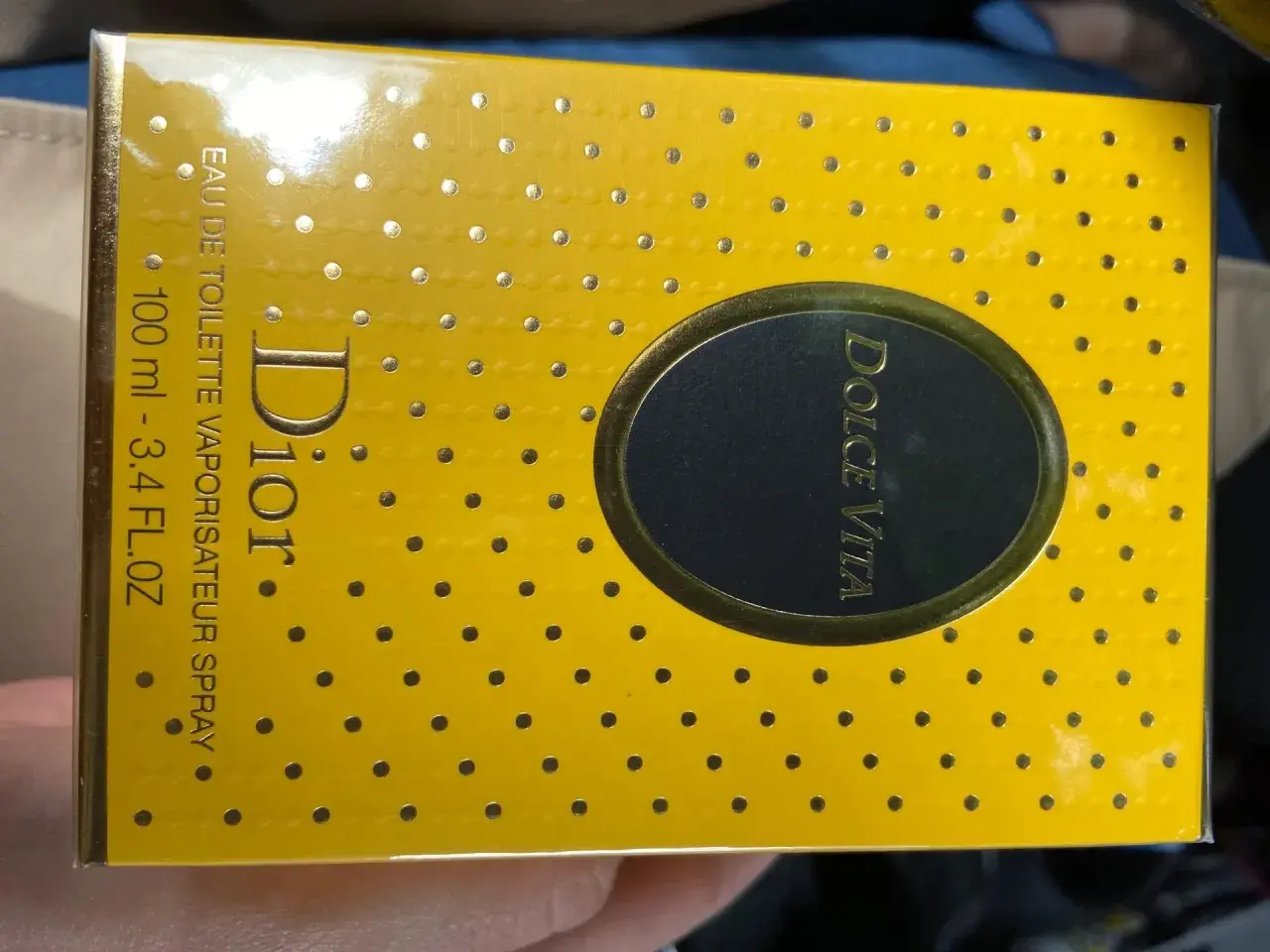 Żółte pudełko perfum Dior Dolce Vita z kropkami i złotymi napisami. 100 ml.