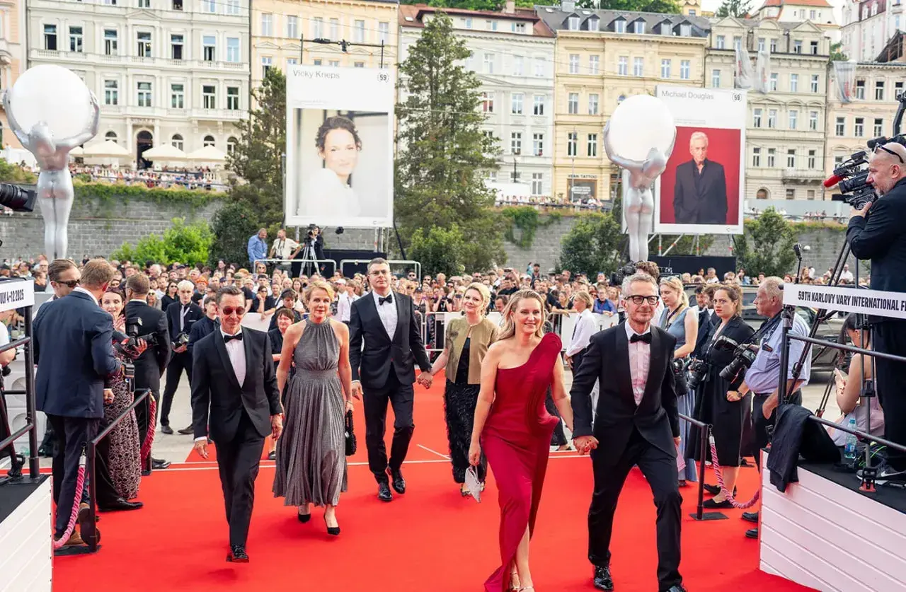 Gäste schreiten über den roten Teppich beim Karlovy Vary Film Festival.