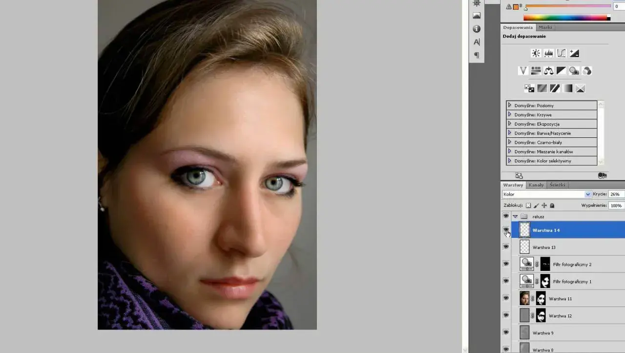 Portret kobiety z makijażem oczu, obok panel warstw w programie Photoshop. To może być część photoshop samouczek po polsku.