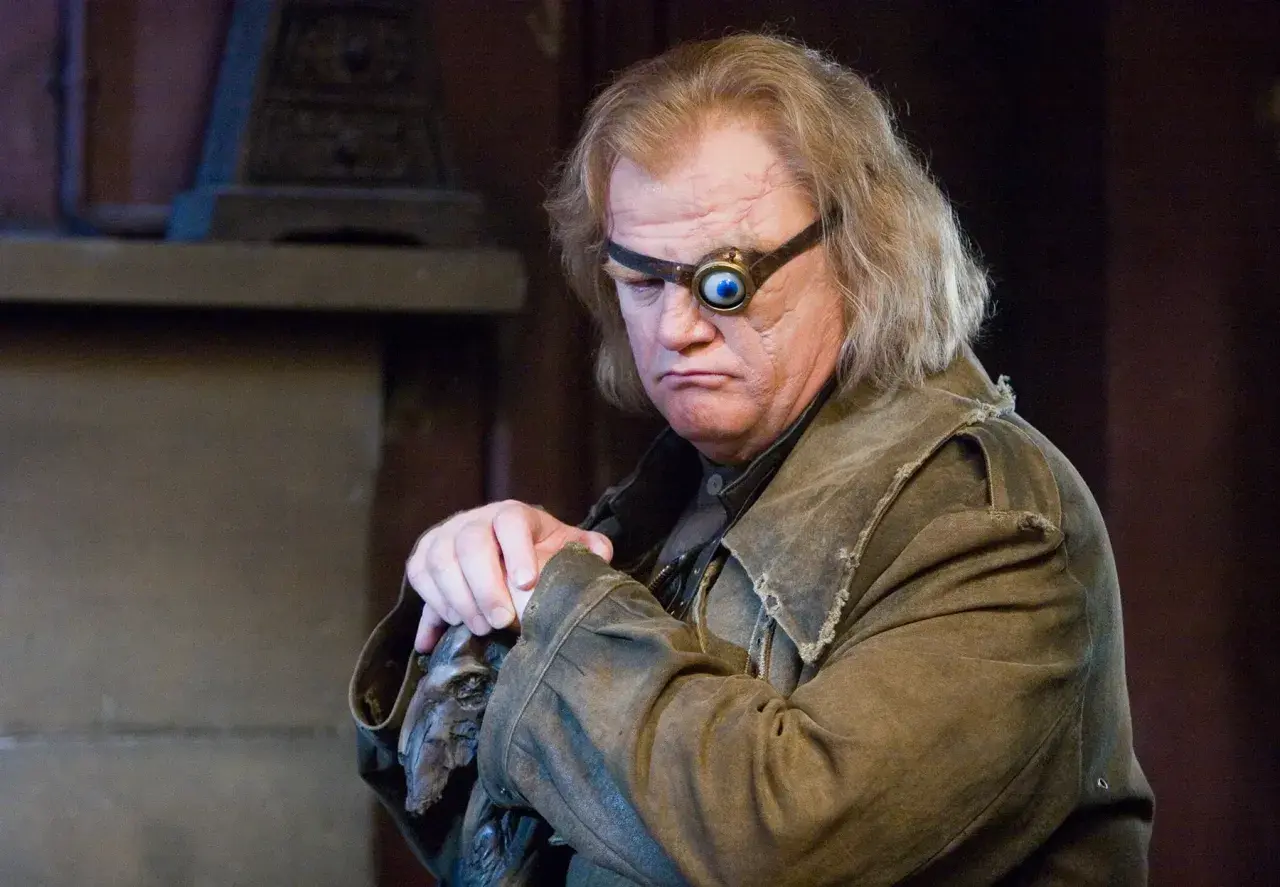 Alastor Moody, którego grał Brendan Gleeson, z magicznym okiem i ponurą miną.
