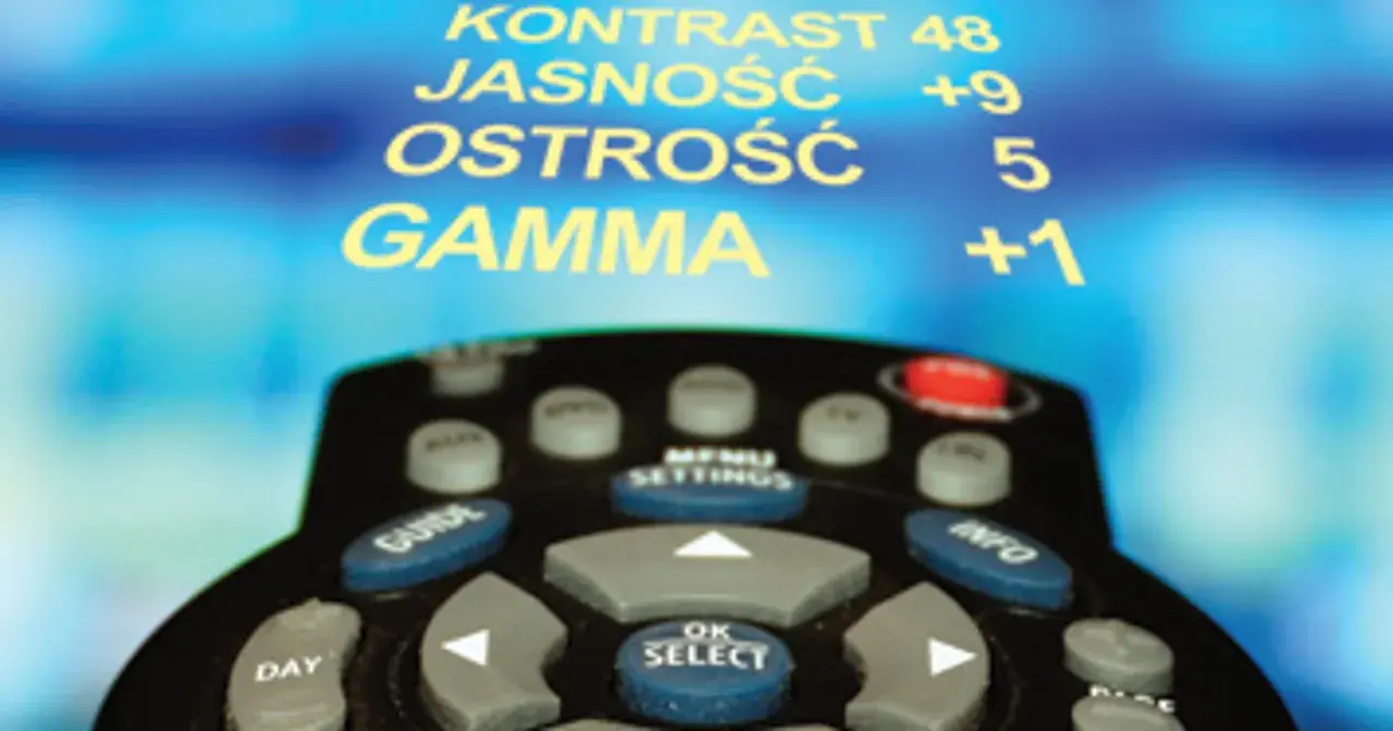 Pilot do telewizora podczas kalibracji obrazu. Widoczne ustawienia: kontrast, jasność, ostrość i gamma.