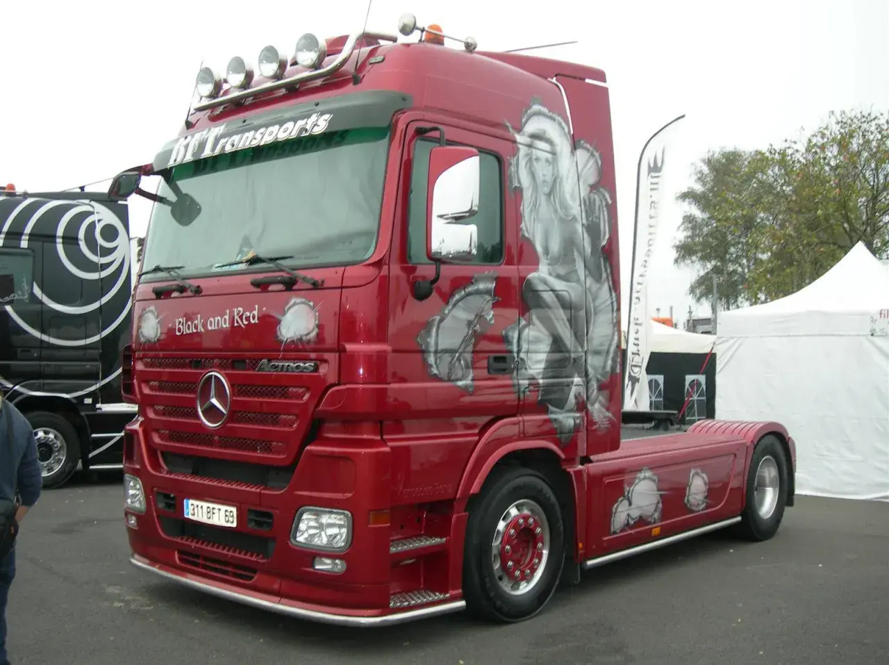 Camion rouge customisé avec une pin-up, un style tuning déf.