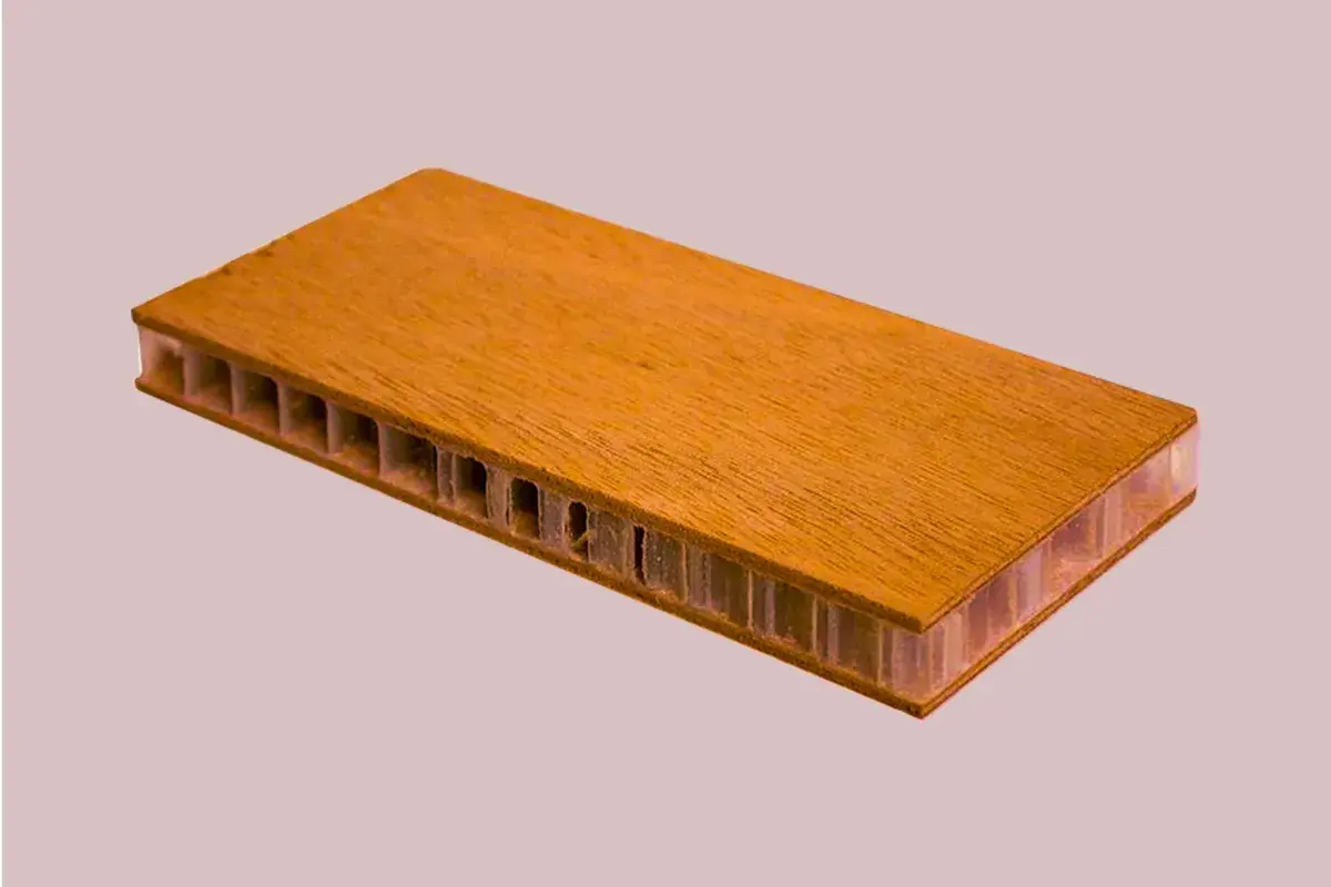 Pannello in legno tamburato con struttura a nido d'ape, leggero e resistente. Il suo significato è innovazione e design.