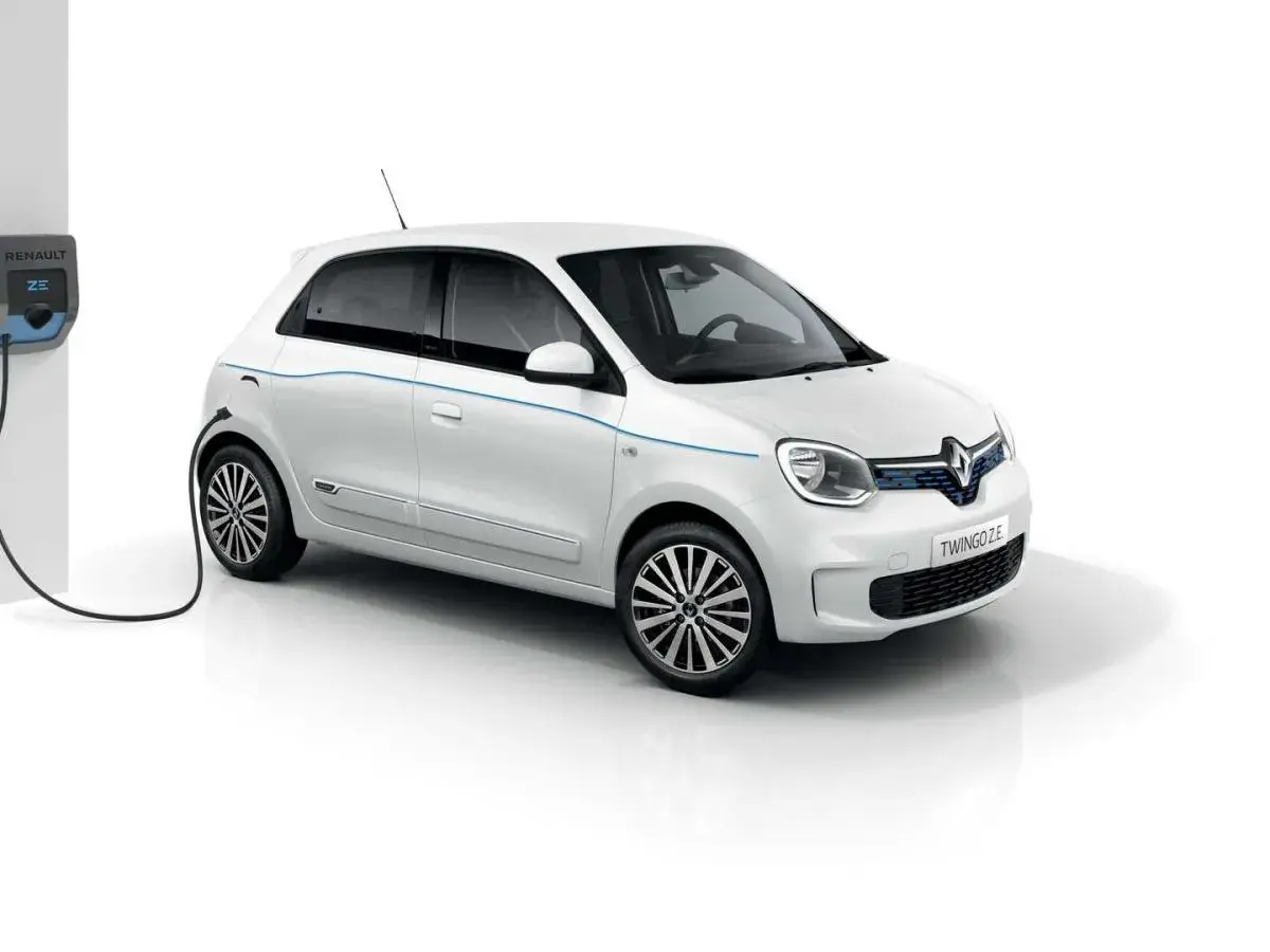 Biały Renault Twingo Electric podłączony do ładowarki. Stylowy miejski samochód elektryczny gotowy do drogi.