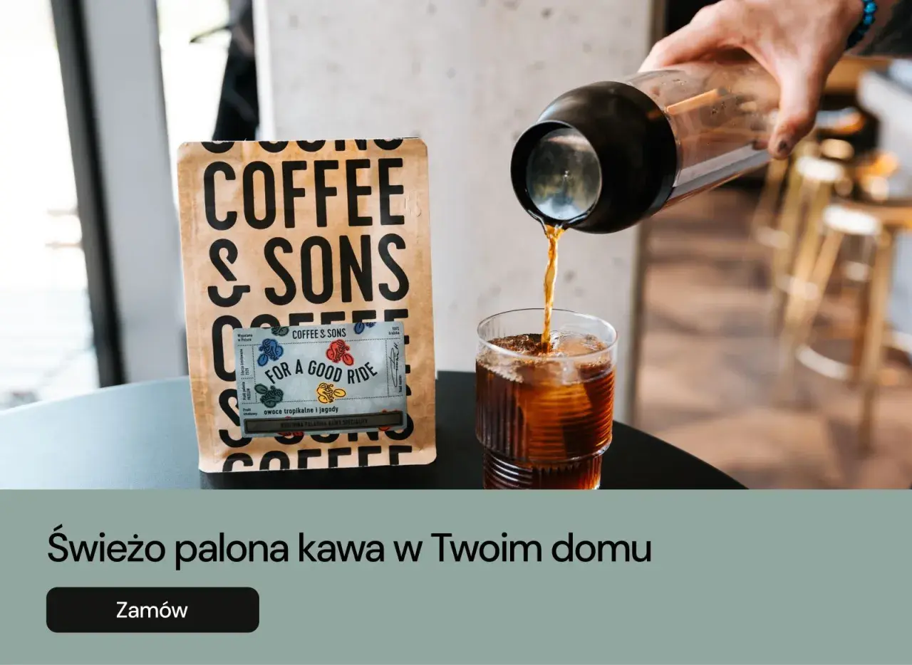 Kawa cold brew nalewana do szklanki z lodem, obok paczka kawy Coffee & Sons. Idealna na gorące dni.