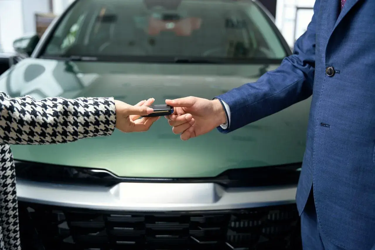 Passaggio di chiavi auto, un modo per vendere auto defunto senza successione.