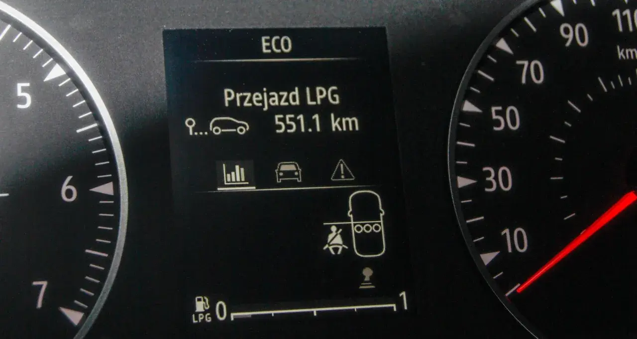 Dacia Sandero: kontrolki informują o przejeździe LPG 551.1 km. Widoczny wskaźnik poziomu LPG na 0.